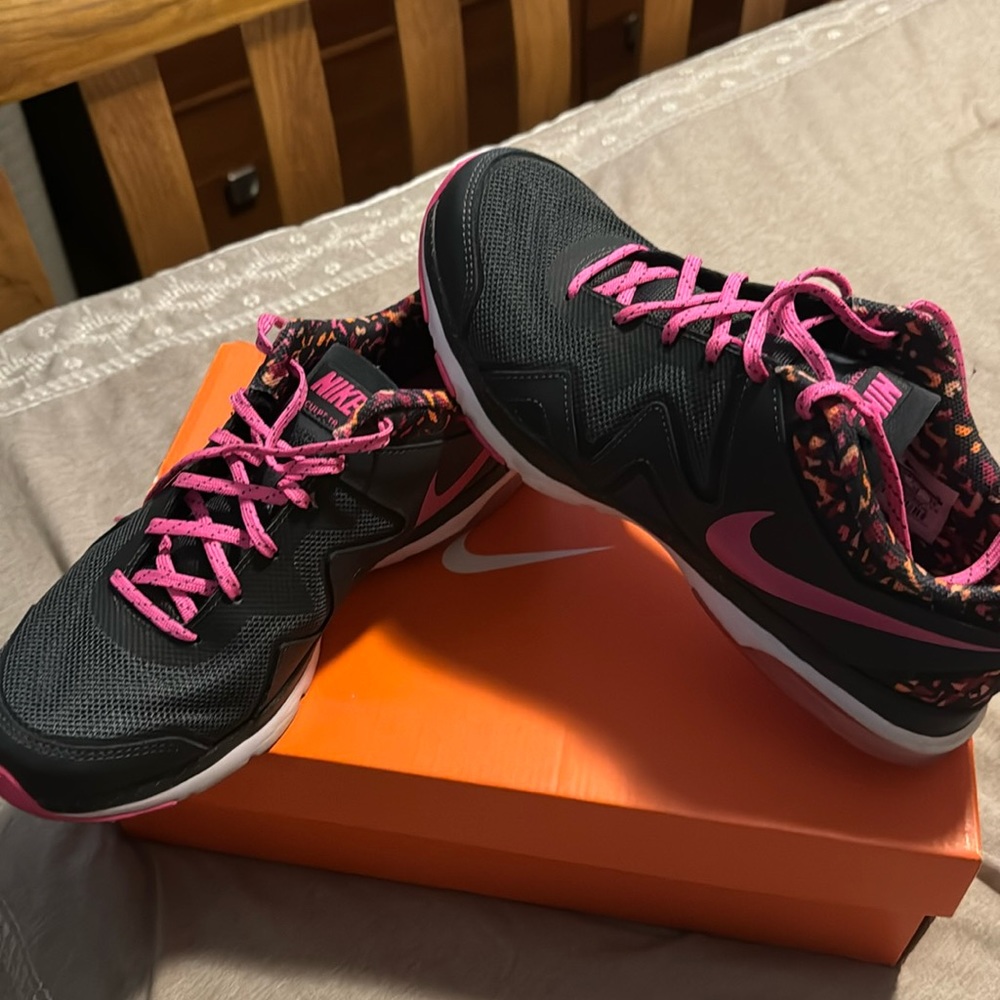 Nike women’s size 8 charcoal gray excellent condition